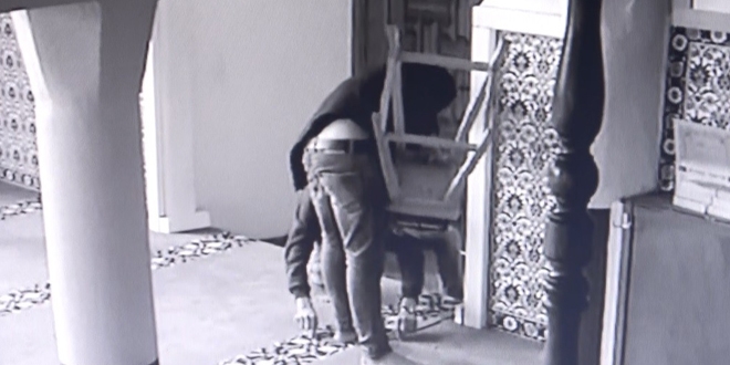 Önce dua ettiler, sonra kapıyı kırıp camiyi soydular