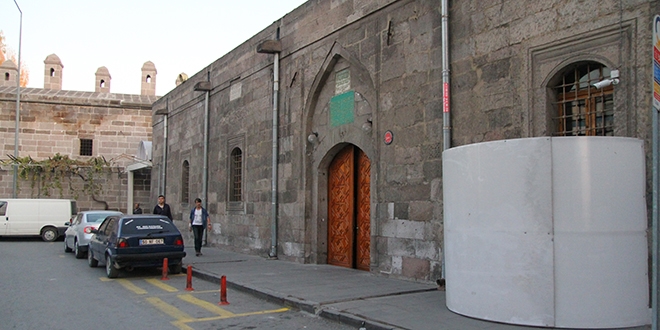 9 asırlık caminin kapı üstlerindeki tenteler söküldü