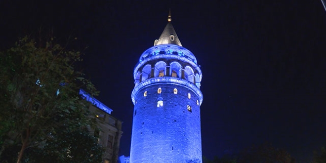 Galata Kulesi maviye büründü