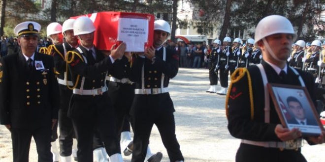 Eğitim dalışında şehit olan astsubay, toprağa verildi