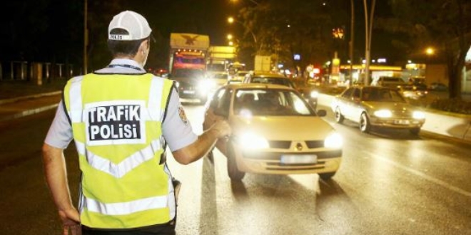 Trafiği tehlikeye soktuğu gerekçesiyle 3 kişi yakalandı