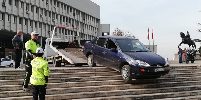Valilik önünde hareketli anlar...Merdivenden inmeye kalktı