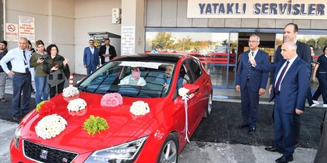Kanseri yenen eşini hastaneden gelin arabasıyla aldı