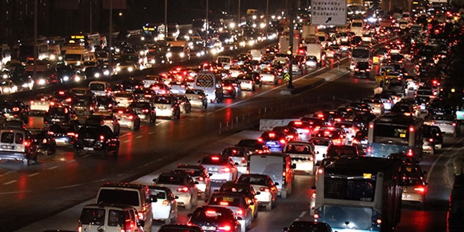 Cuma günü yoğunluğu...Trafik durma noktasına geldi