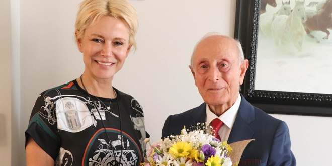 Öğrencisi, dekanlık yaptığı üniversitede rektör