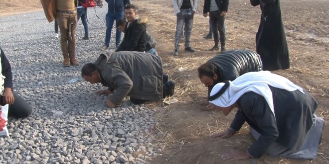 Türk askerini alnından öpüp, secdeye kapandılar