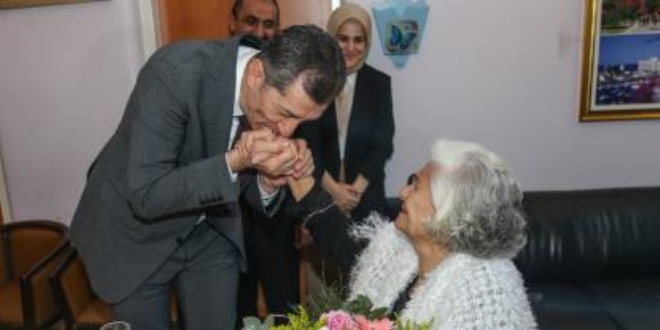 Bakan Selçuk'tan huzurevinde bulunan emekli öğretmenlere ziyaret