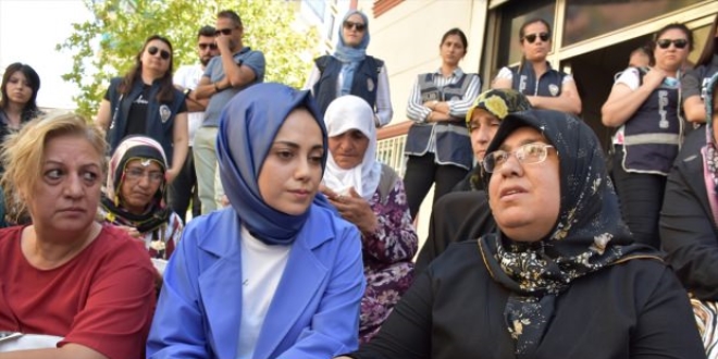 Evlat nbetindeki Diyarbakr annelerine destek ziyaretleri sryor