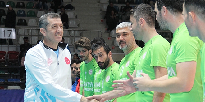 Bakan Selçuk, öğretmenlerin voleybol final maçını izledi