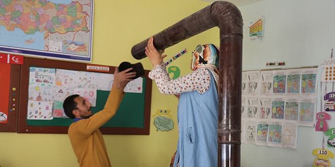 Dağ köyü, el ele veren öğretmen çiftin yuvası oldu