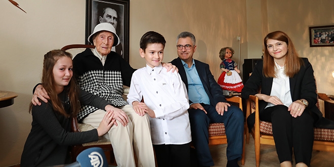 104 yaşındaki emekli öğretmene öğrencilerden ziyaret