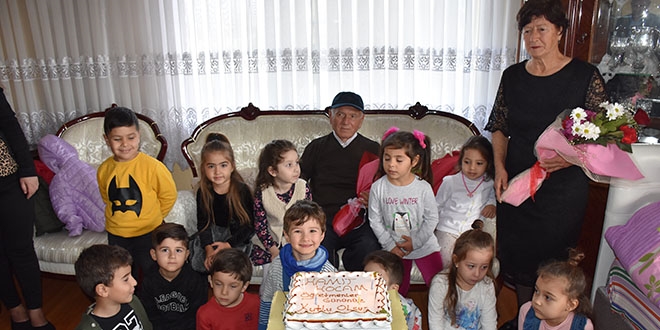 Kanser hastası emekli öğretmene sürpriz kutlama