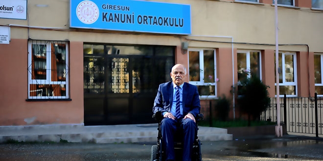 Tekerlekli sandalyesi ile 22 yıldır öğretmenlik yapıyor