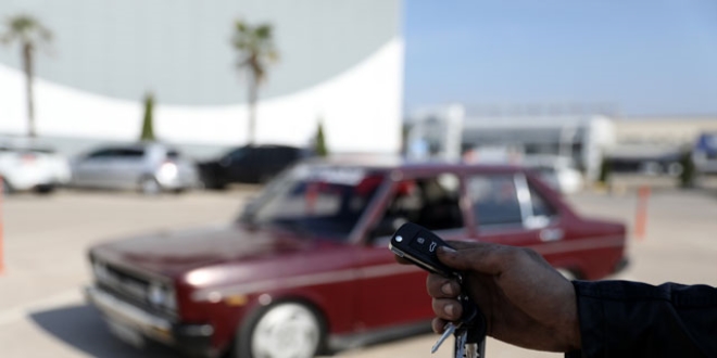 1986 model otomobilini uzaktan kumanda ile çalıştırıyor