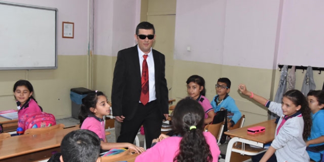 Gözlerini kaybeden öğretmenin meslek aşkı