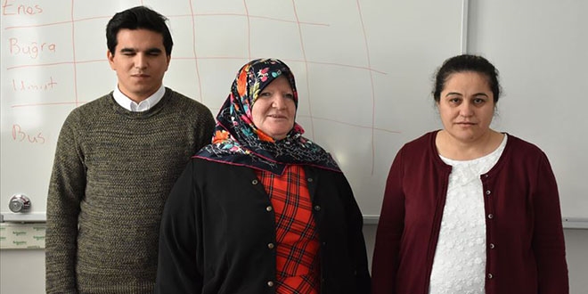 Yollarını aydınlatan okulda öğretmen oldular
