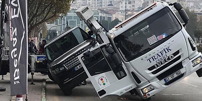 Çekici lüks aracı kaldırmaya çalışırken devrildi