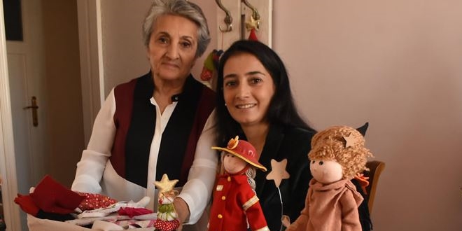 Emekli öğretmen bez bebeklerle yaşama yutunuyor