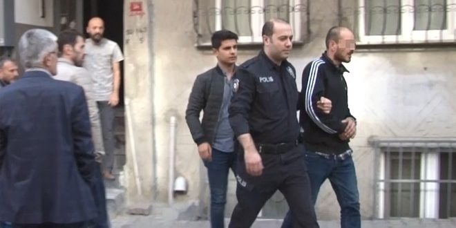 Evine giren hırsızı çatıya kilitleyip polisi aradı