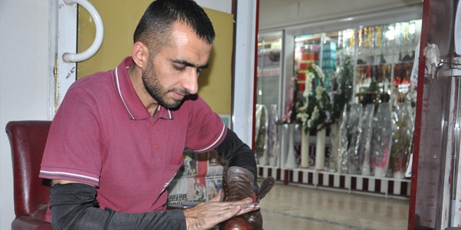 Atanamayan öğretmen adayı ayakkabı boyacısı oldu