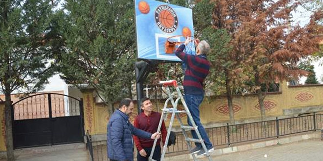 Fedakar öğretmenler ara tatilde okullarının tadilatını yaptı