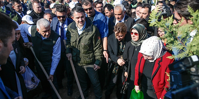 Pakdemirli ile Y�ld�r�m, ��retmenler ad�na fidan dikti