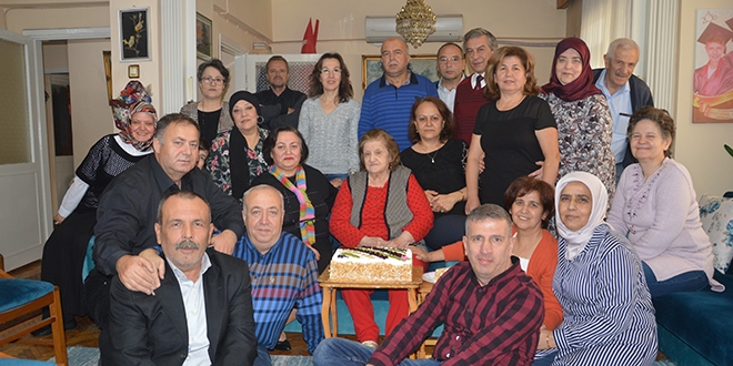 Öğretmenlerine 48 yıl sonra sürpriz ziyaret yaptılar