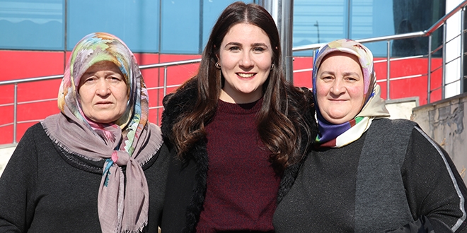 Köy okulunda görevli öğretmen annesiyle buluşturuldu