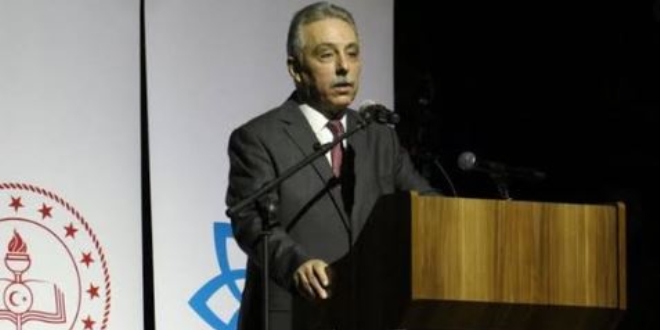 Vali'den, bacak bacak üstüne atan öğretmene tepki
