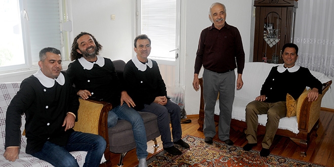 7 arkadaş, 32 yıl sonra öğretmenlerini böyle ziyaret etti