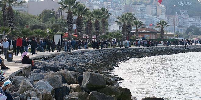 Kuşadası'nda vatandaşlar sahile akın etti