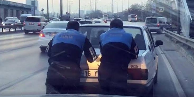 Otomobil yolda arızalandı, sürücüye zabıtalar yardım etti