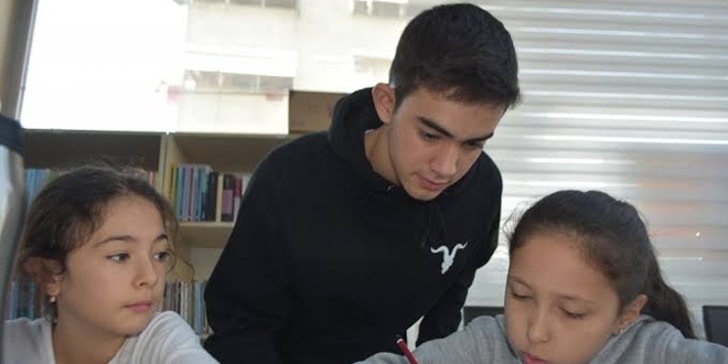 Dezavantajlı öğrencilere matematik dersi veren liseli örnek oldu