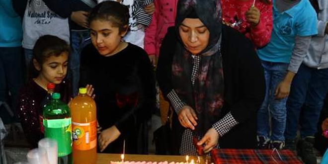 Otizmli öğrenciyi sınıfına kabul eden öğretmene sürpriz kutlama