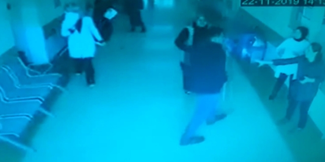 Eşine bağırdığını iddia ettiği doktorun odasını fırçayla bastı