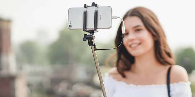 'Selfie'de burnunu g�ren cerraha ko�uyor'