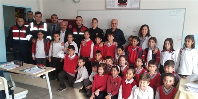 Jandarmadan Mehmetçik Vakfı'na bağış yapan öğrencilere ziyaret