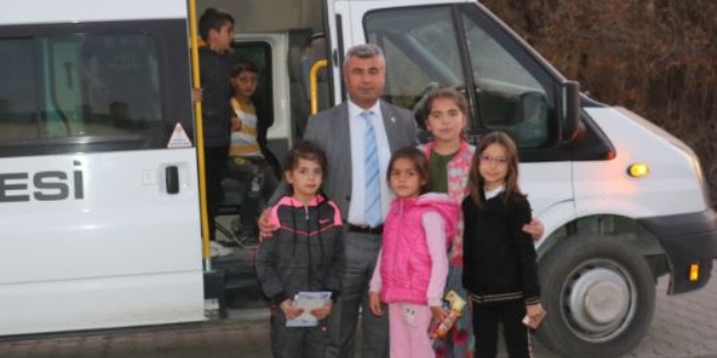 Belediye başkanı öğrenci servisinde şoförlük yapıyor