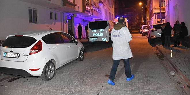 Kadın öğretmen evinde ölü bulundu