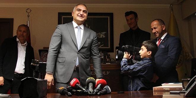 Bakan Ersoy, 11 yandaki Abdulselam'a kamera hediye etti