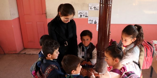 Öğrencileri için odun kırıp, soba yakıyor