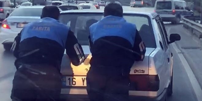 Yoğun trafikte yolda kalan otomobili zabıtalar kurtardı