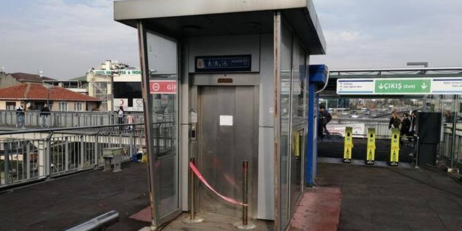 Metrobüs durağında şaşırtan asansör