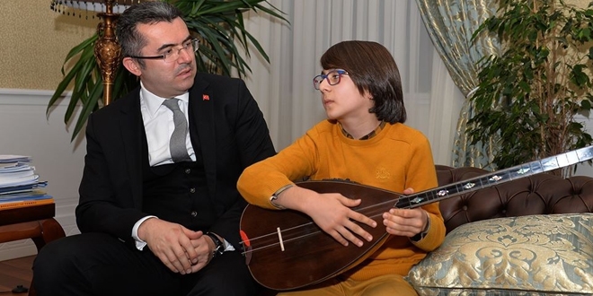 Vali, bağlama çalan öğrenciye türkü söyleyerek eşlik etti