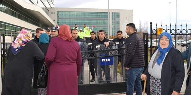 Bolu Adliyesinde ��kan arbedede 3 ki�i g�zalt�na al�nd�