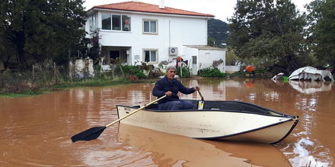 Datça'da yağmur; evine kayıkla girebildi