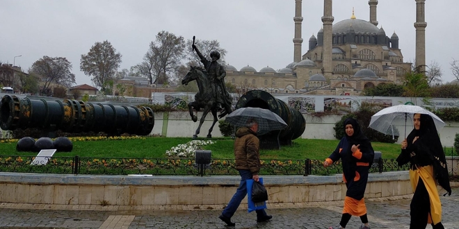 Beklenen yamur Edirne'de balad, stanbul'a geliyor