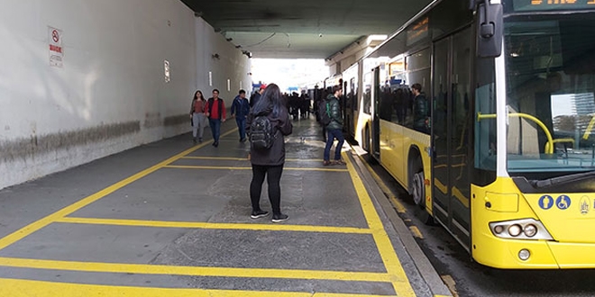 Metrobüs'te 'işaretli bekleme yeri' dönemi başladı