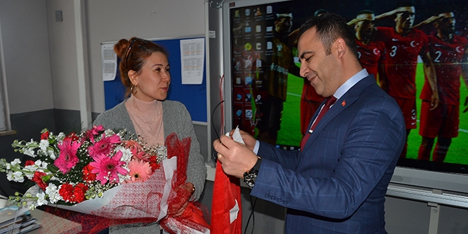 Emniyet müdüründen şehit eşine derste sürpriz ziyaret