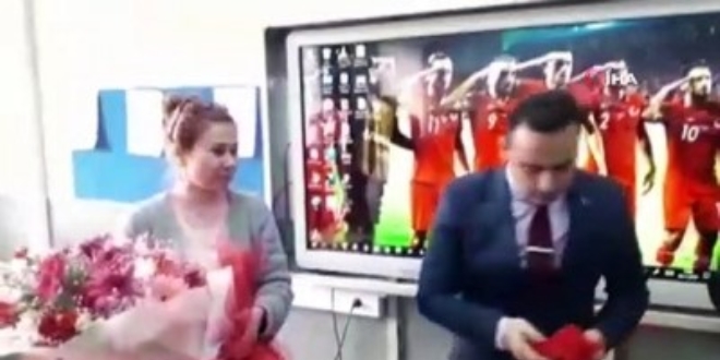 Emniyet müdüründen şehit eşine derste sürpriz ziyaret